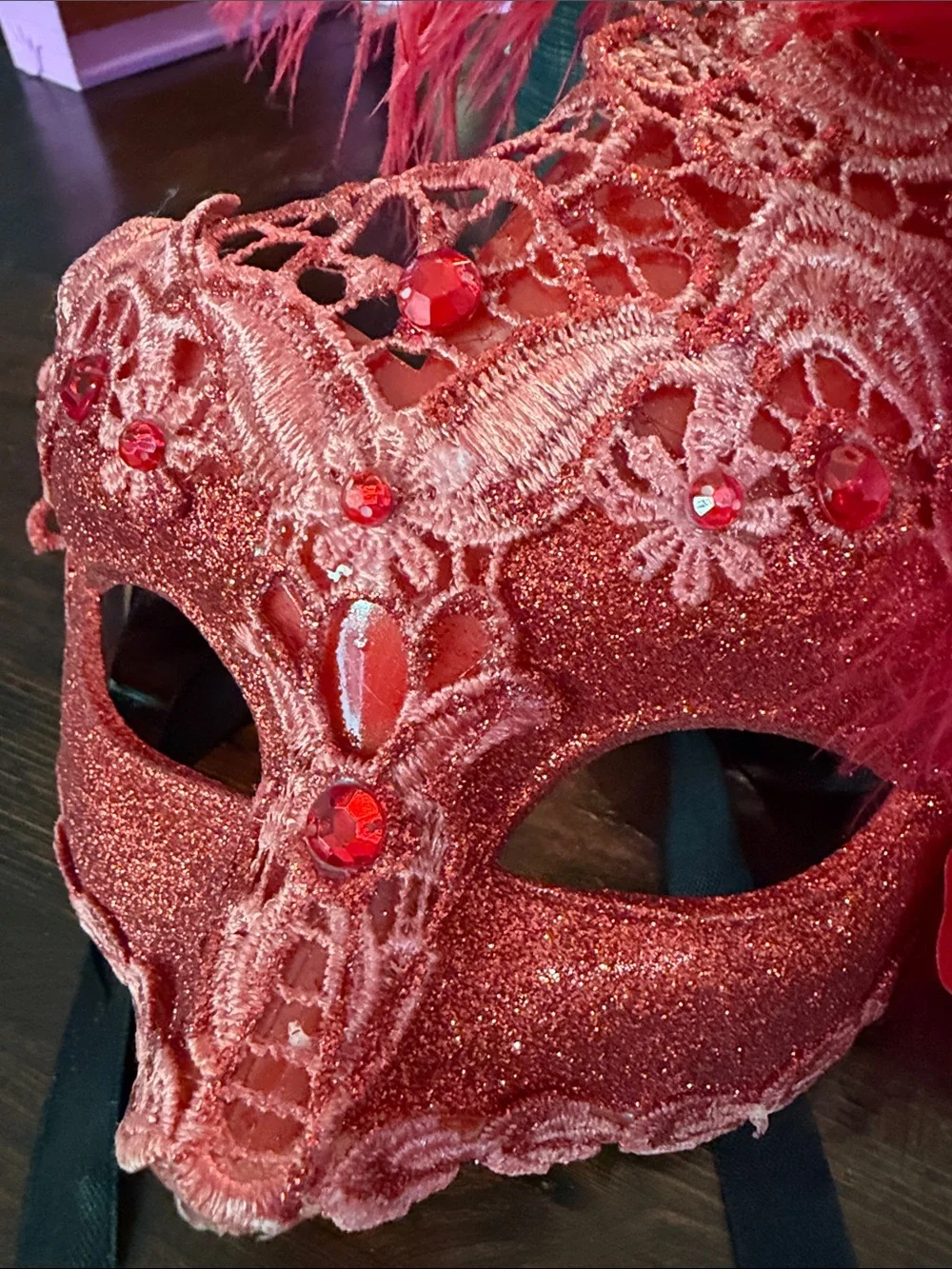 🔴 Red Feathered Lace Masquerade Mask Elegant Party Accessory